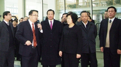 2010年12月，時(shí)任福建省委書記、省人大常委會主任孫春蘭視察巨石九江公司。孫春蘭非常贊賞中國巨石在玻纖行業(yè)作出的成就，并希望巨石在玻纖深加工領(lǐng)域取得更大成就。